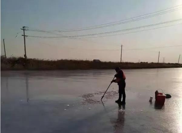 河北華清采測(cè)分離隊(duì)伍戰(zhàn)寒潮，保證完成環(huán)?？傉救蝿?wù)！